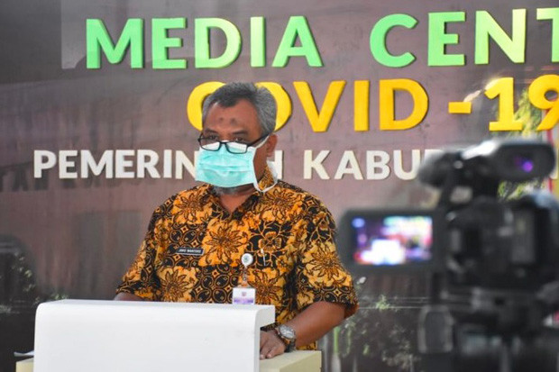 Pria Muda dan Balita...