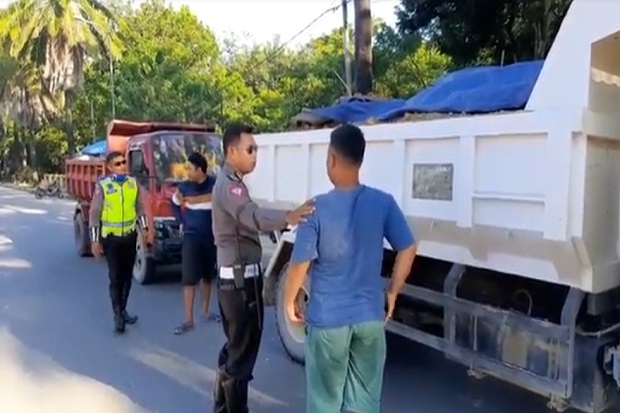 Ugal-ugalan Ratusan...