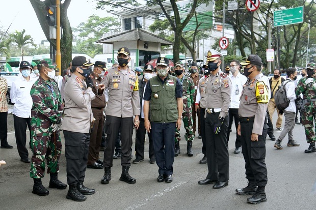 Tinjau PSBB Bandung...