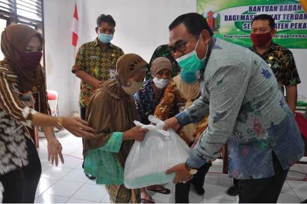 Bupati Pekalongan Bagikan...