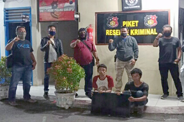 Curi TV Siang Bolong,...