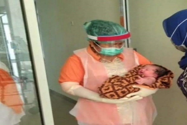 Ibu Positif Corona Melahirkan,...