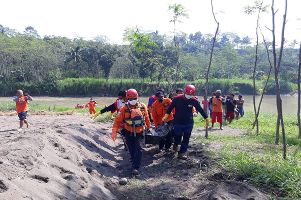 Pemancing Hanyut Terseret...