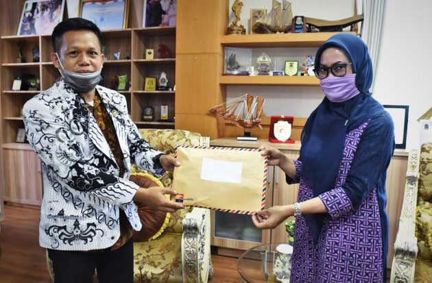 PGRI Salurkan Bantuan...