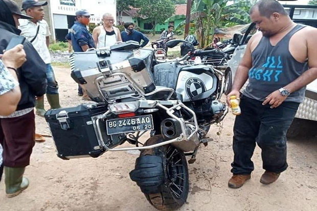 Pahri Azhari, Mantan...