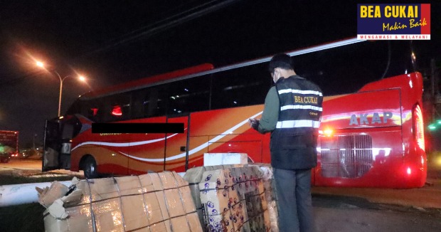 Rokok Ilegal dalam Bus...