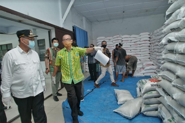 Akhyar Tinjau Stok Bahan...