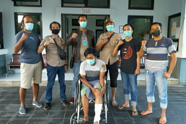 Melawan, Pembobol Kantor...