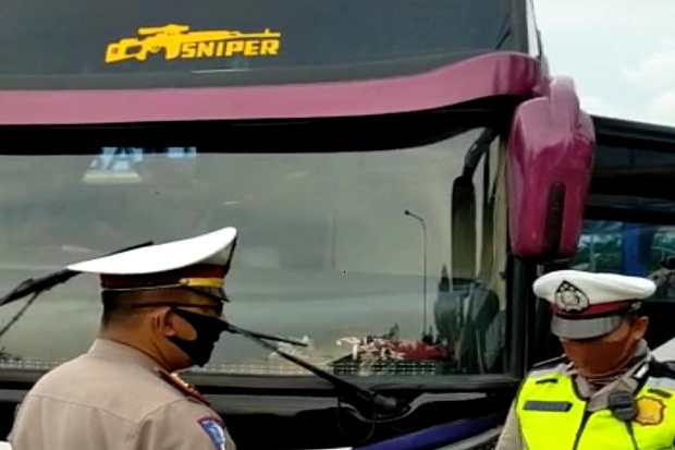 Polisi Halau Bus Angkutan...