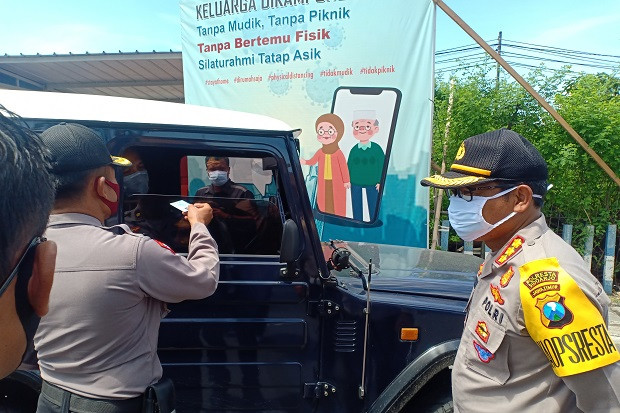 Polisi Lakukan Penyekatan...