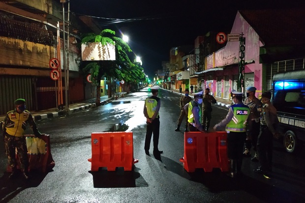 Terapkan Jam Malam,...