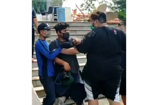 Motret Kebakaran Gereja,...