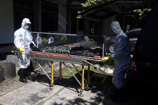 Pakai Baju Hazmat dan...