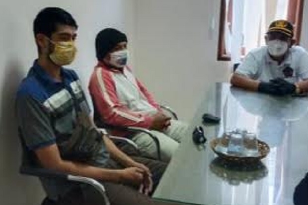 Kehabisan Uang, Turis...
