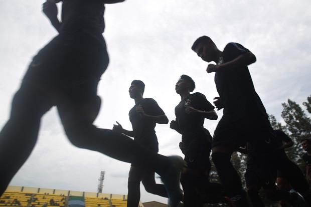 Liga 1 Berhenti Akibat...