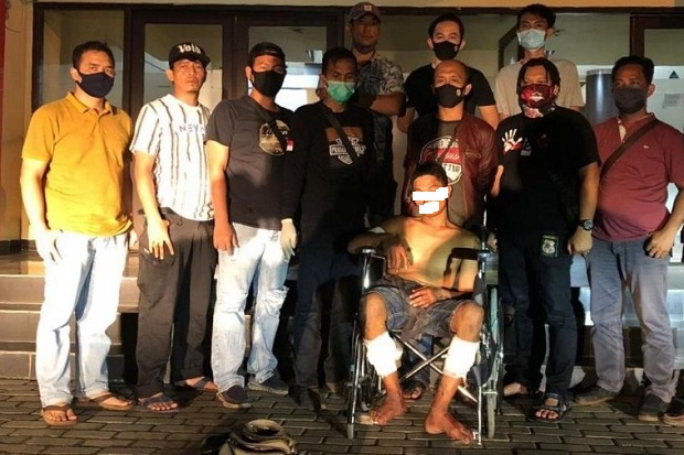 Melarikan Diri Saat...