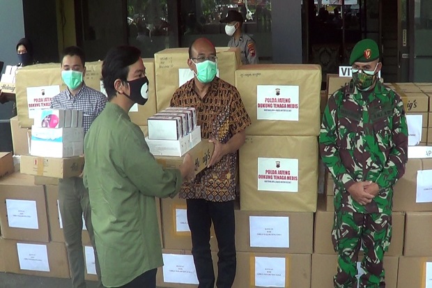 Gibran Isyaratkan Tetap...