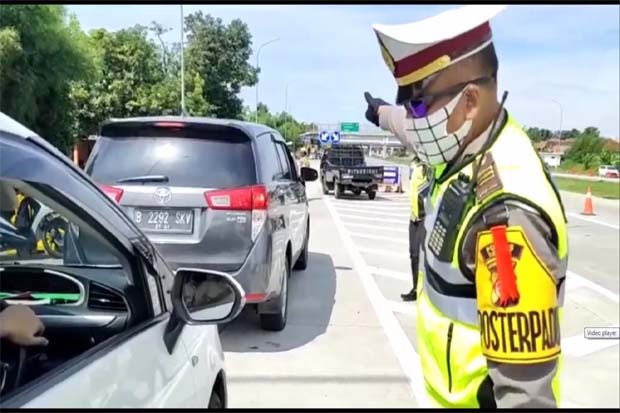 Puluhan Mobil dari Jakarta...
