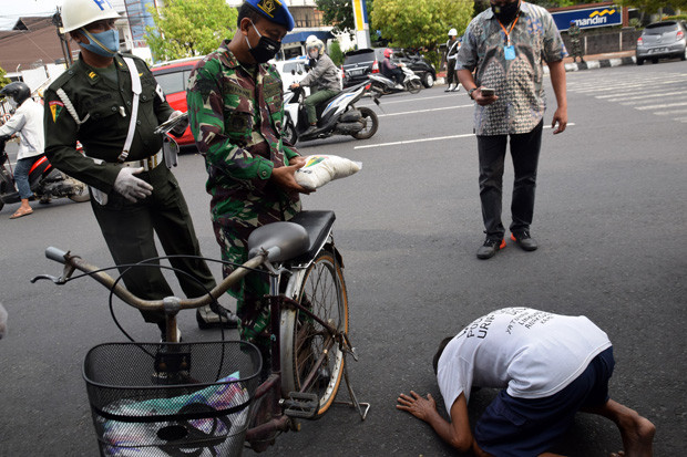 Dicegat Tentara, Kakek...