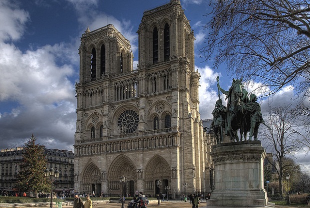 Restorasi Katedral Notre-Dame...