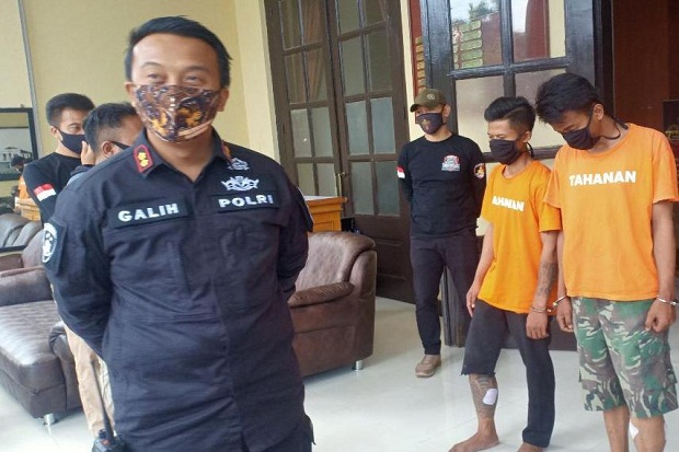 Tepergok Mencuri, Dua...