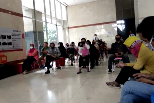 Ratusan Warga Serbu...