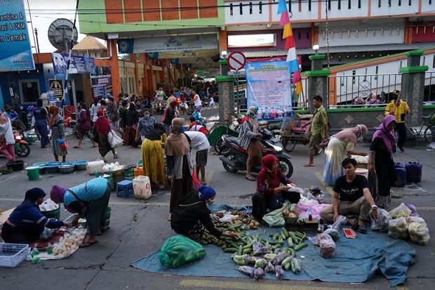 Terapkan Jaga Jarak,...