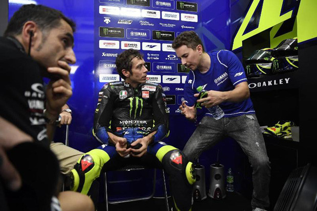 Lorenzo Geregetan Menanti...