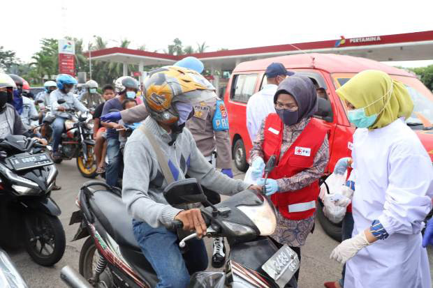 PMI Banten Bagikan Takjil...