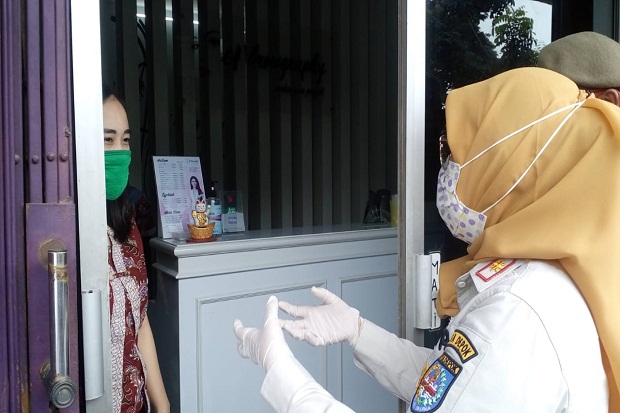 Nekat Buka, Toko Bukan...