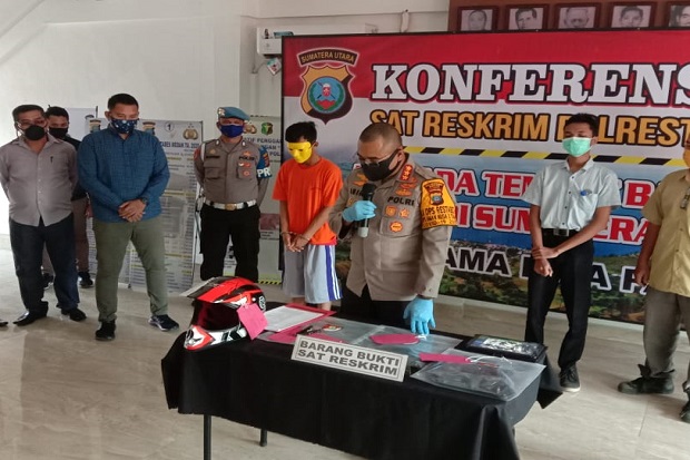Serang Polisi dengan...