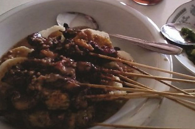 Menyicipi Lezatnya Sate...