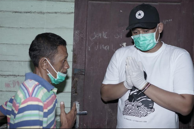 Lihat Warga Makan Hanya...