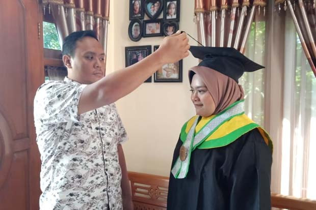 Sepi Tepuk Tangan, Kuncir...