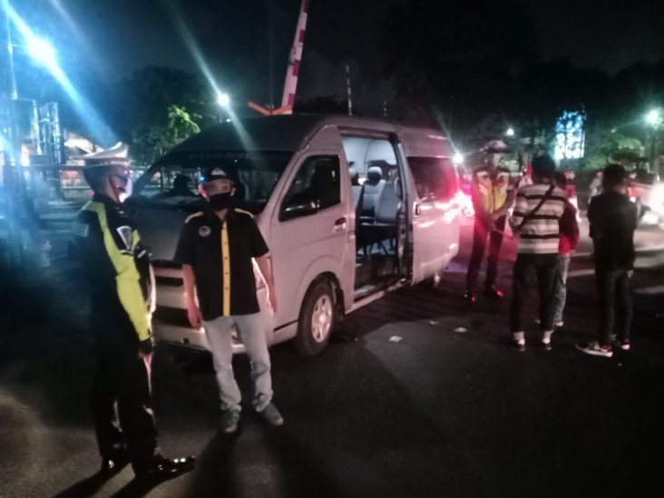 Terjaring Razia, Tiga...
