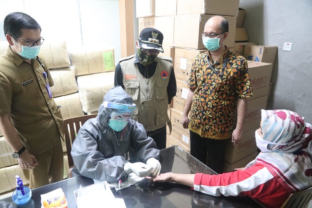 Bawa Alat Rapid Test,...