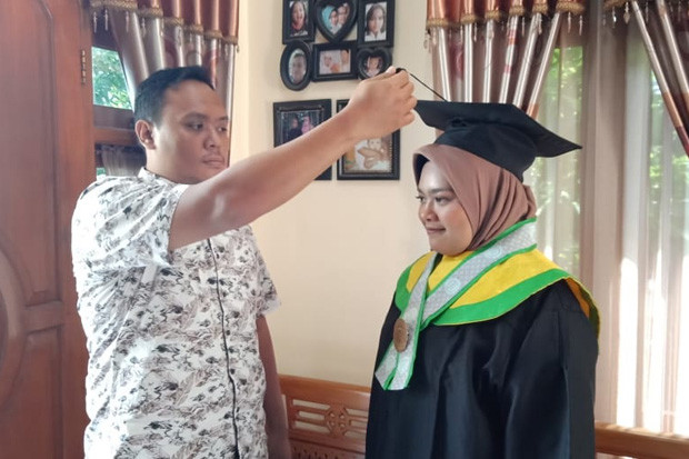 Cerita Wisuda Online...