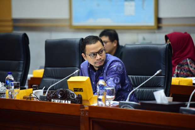 Lewat Secarik Kertas,...