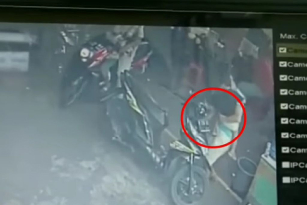 Viral, Wanita Gendong...