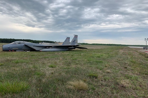 Jet F-15 Pelindung Trump...