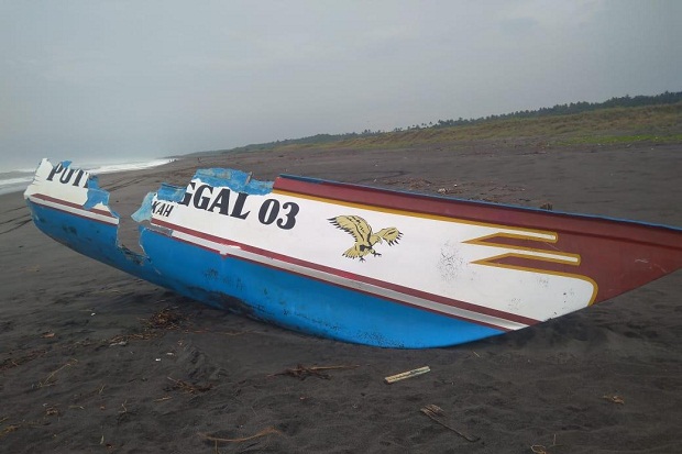 Perahu Terempas Ombak...
