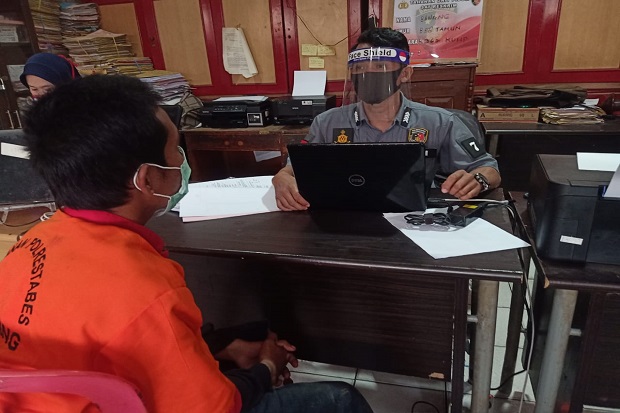 Seorang Pria Nekat Colong...