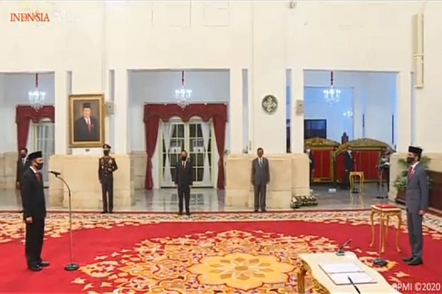 Presiden Jokowi Lantik...