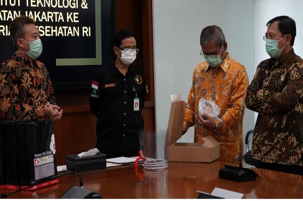 Menkes Terima Bantuan...