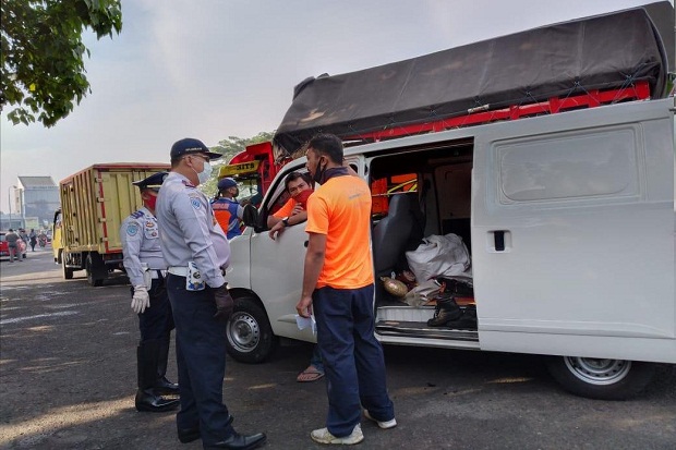 Mobil Pengiriman Paket...