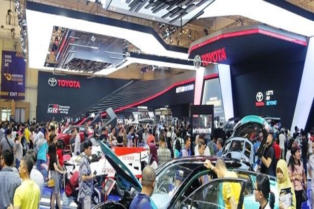 Industri Otomotif Tertatih...