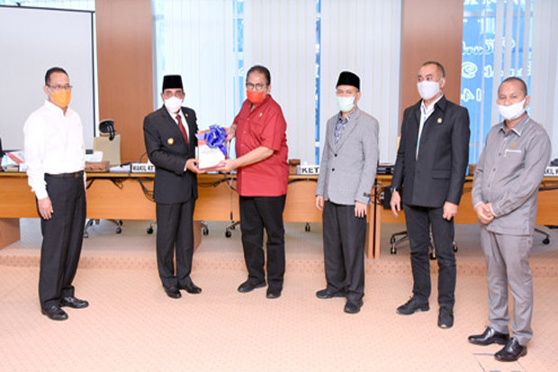 Gubernur Edy Sampaikan...