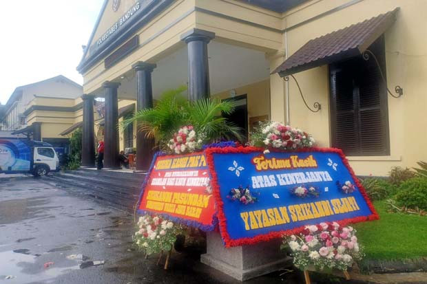 Karangan Bunga Komunitas...