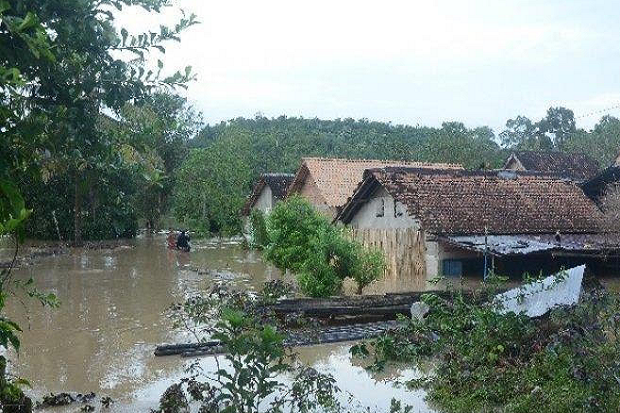 Banjir Bandang Terjang...