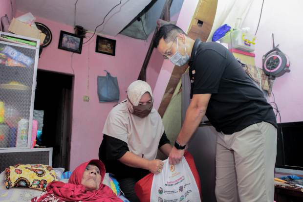 Nenek Jompo Terima Sembako...